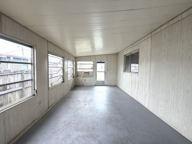 Building Photo - OVERSIZED 2/2 IN QUIET NEIGHBORHOOD!