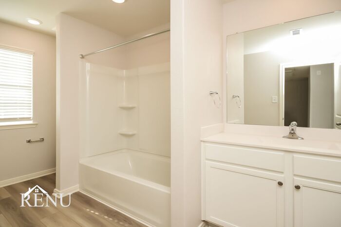 Building Photo - 10466 Sweetwater Creek Dr