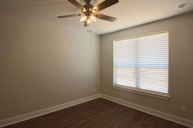 Building Photo - 727 Freedom Way
