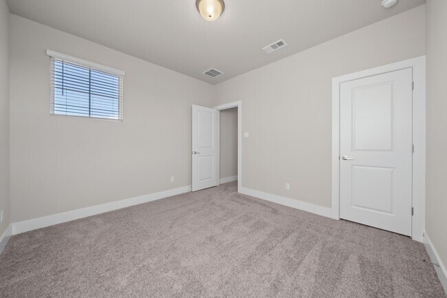 Building Photo - 217 Pinnacle Ln