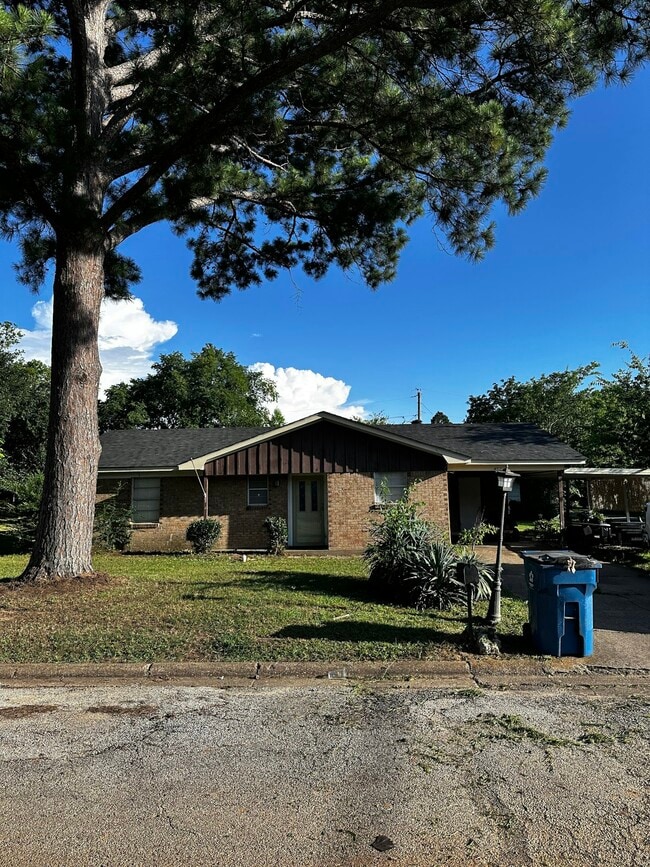 Building Photo - 402 E Pine Ave