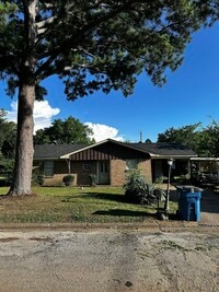 Building Photo - 402 E Pine Ave