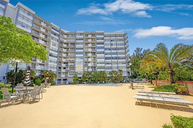 Building Photo - 1300 NE Miami Gardens Dr