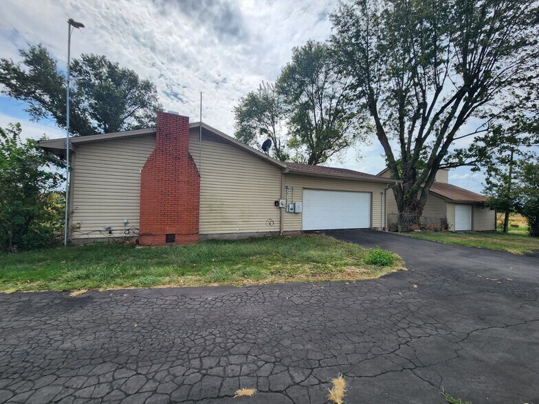 Attached Garage - 1204 Prairie View Rd