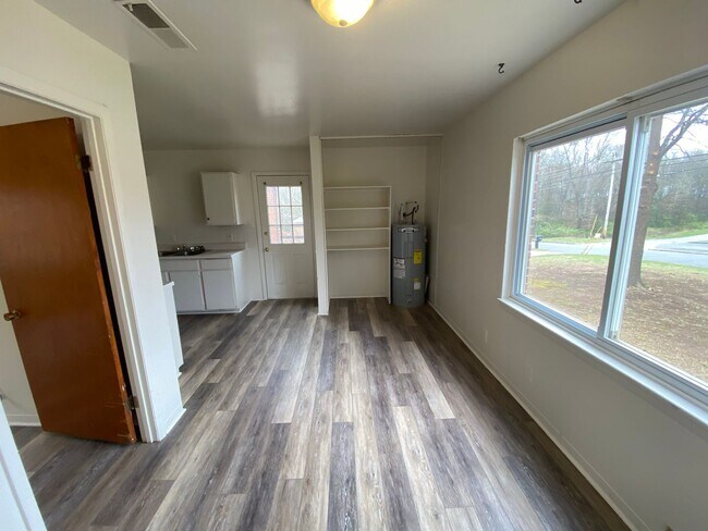 Building Photo - 3/1 in Shelby, NC close to Hwy 74 and uptown Shelby