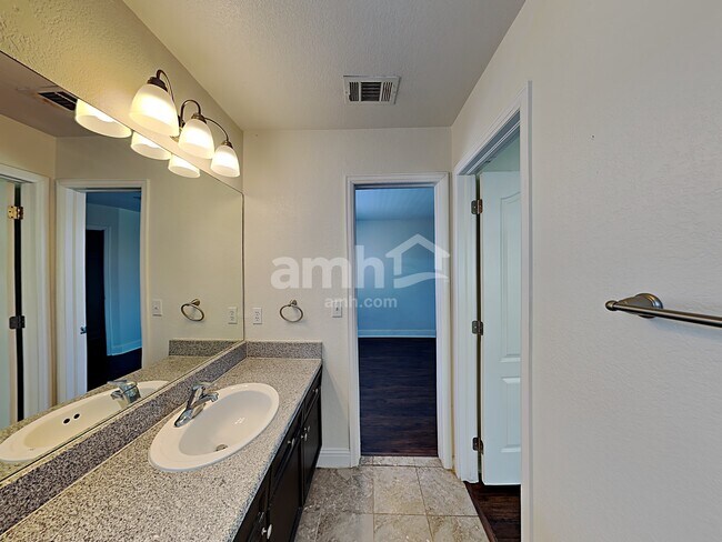 Building Photo - 10439 Vaughn Way