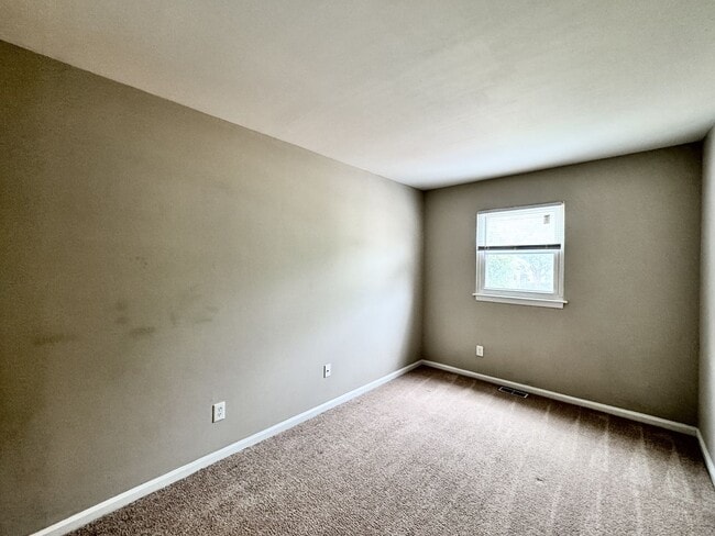 Building Photo - Great Neck Townhome Available NOW! Neutral...