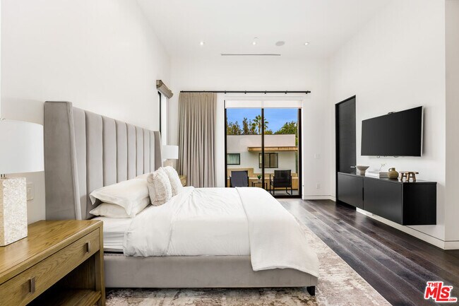 Building Photo - 454 N Sweetzer Ave