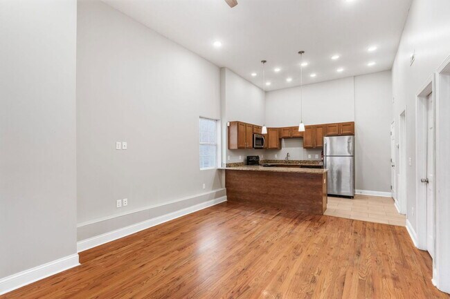 Building Photo - 77 E 7th Ave