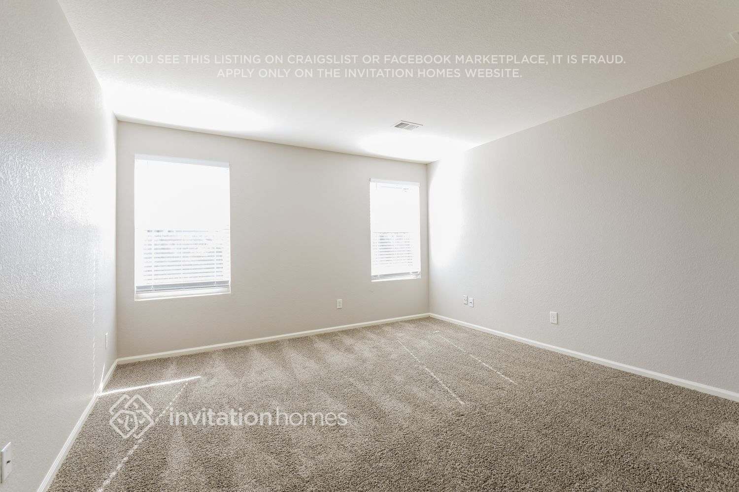 Building Photo - 444 E 77th Pl