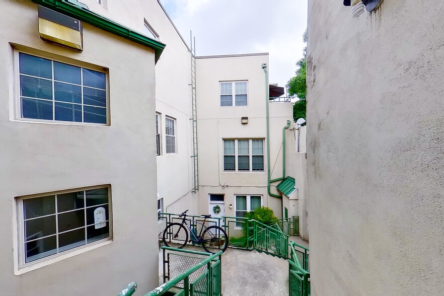Building Photo - 800 N Lawrence St