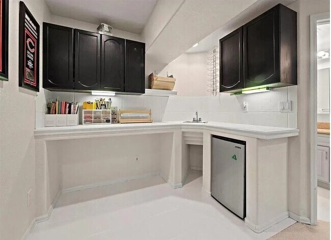 Building Photo - OMG this is a Stunning Large 5 BR House