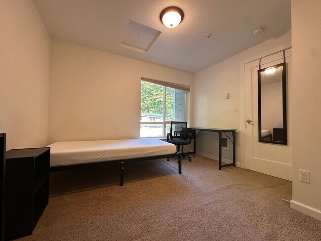 Building Photo - Large UW Townhome available 9/1 for 2025-2...