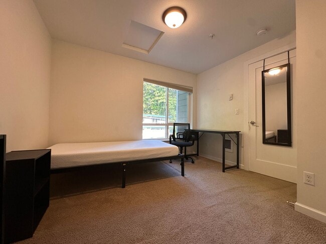 Building Photo - Large UW Townhome available for 2026-2027 school year!