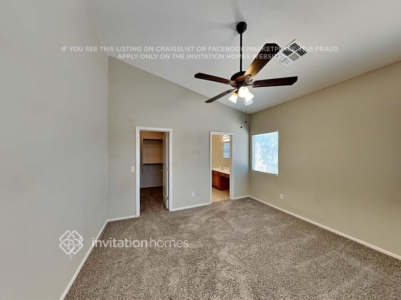 Building Photo - 686 E Payton St