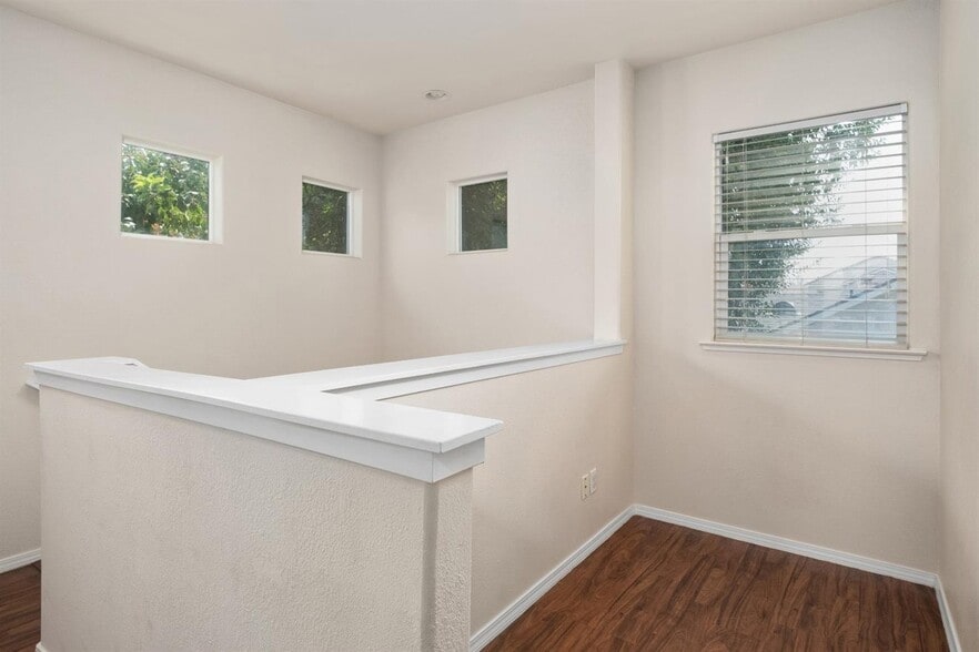 Building Photo - 68 W Bordeaux Ln