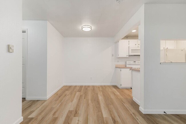 Building Photo - Charming Ground-Floor Condo in Woodinville – 2 Bed, Private Patio, Pool & Fitness Center