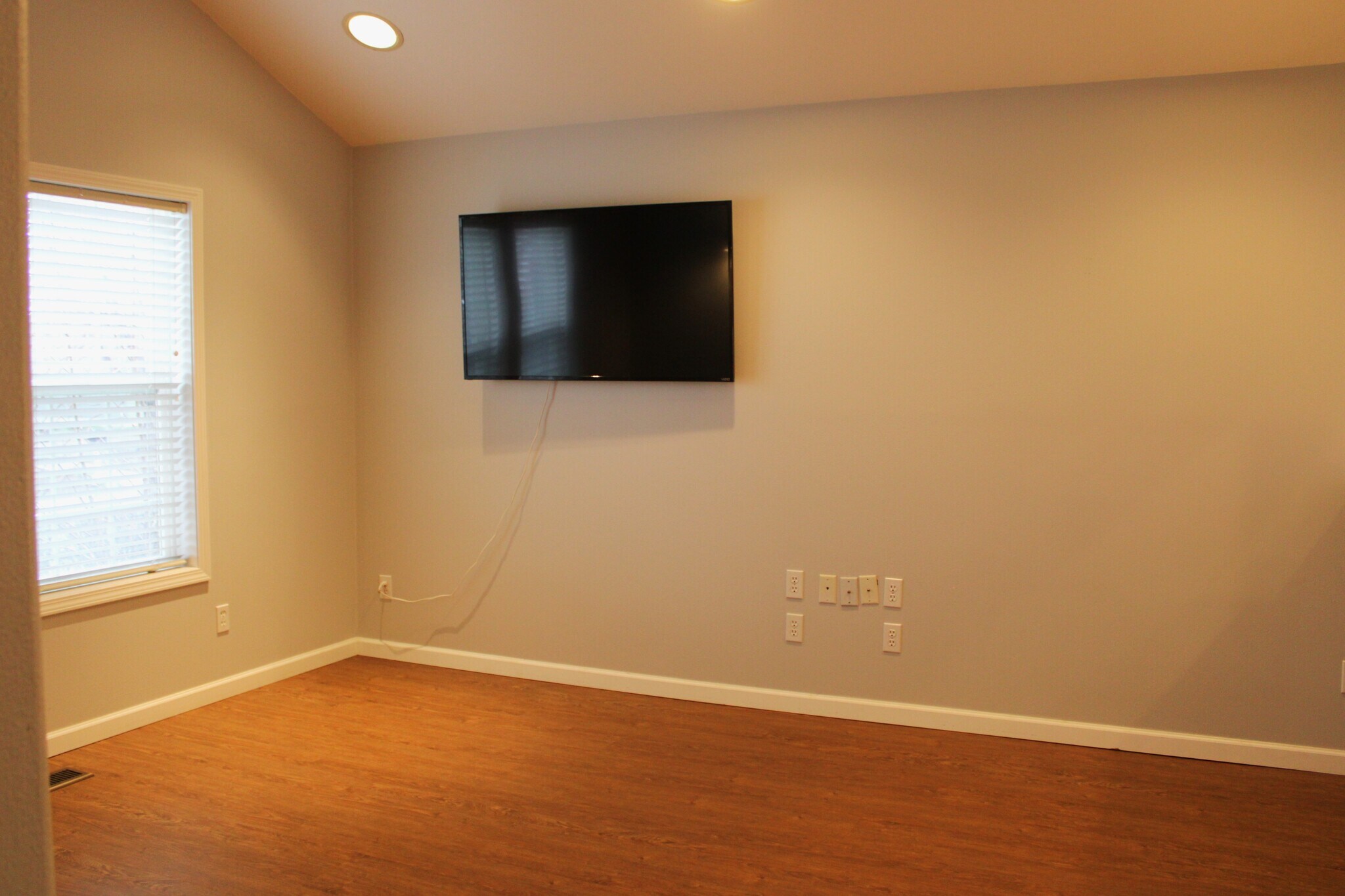 Building Photo - 244 N Emerson Ave