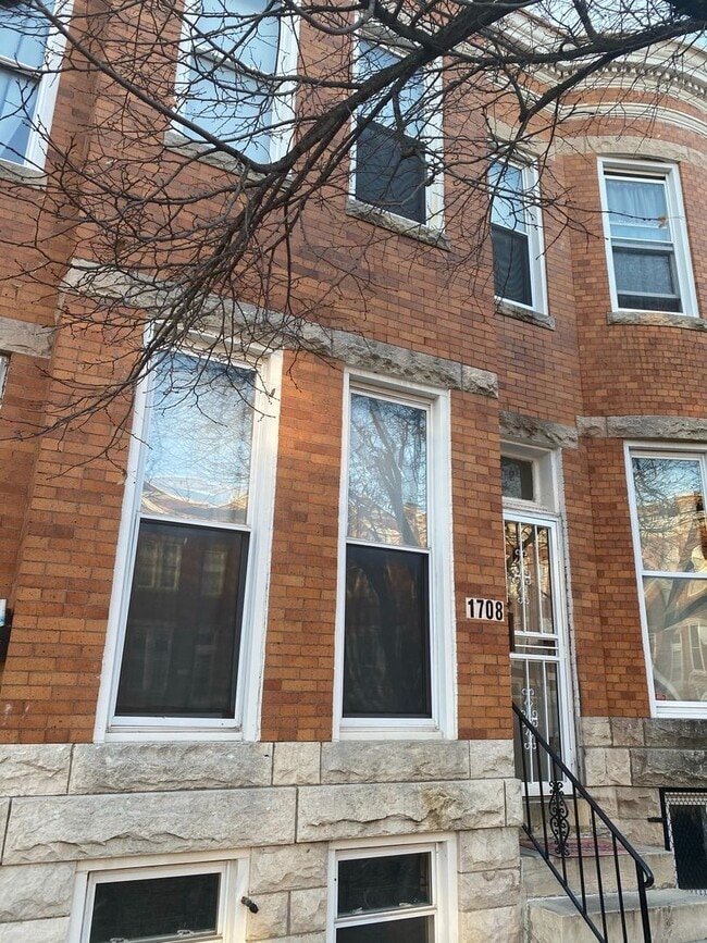 Building Photo - Spacious Rooms! W/D! Available Now!