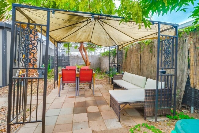 Building Photo - 3891 Superba St