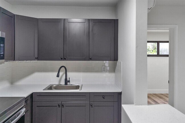 Building Photo - 4037 SW 65th Ave