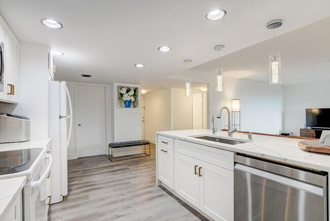 Building Photo - 1915 Lavers Cir