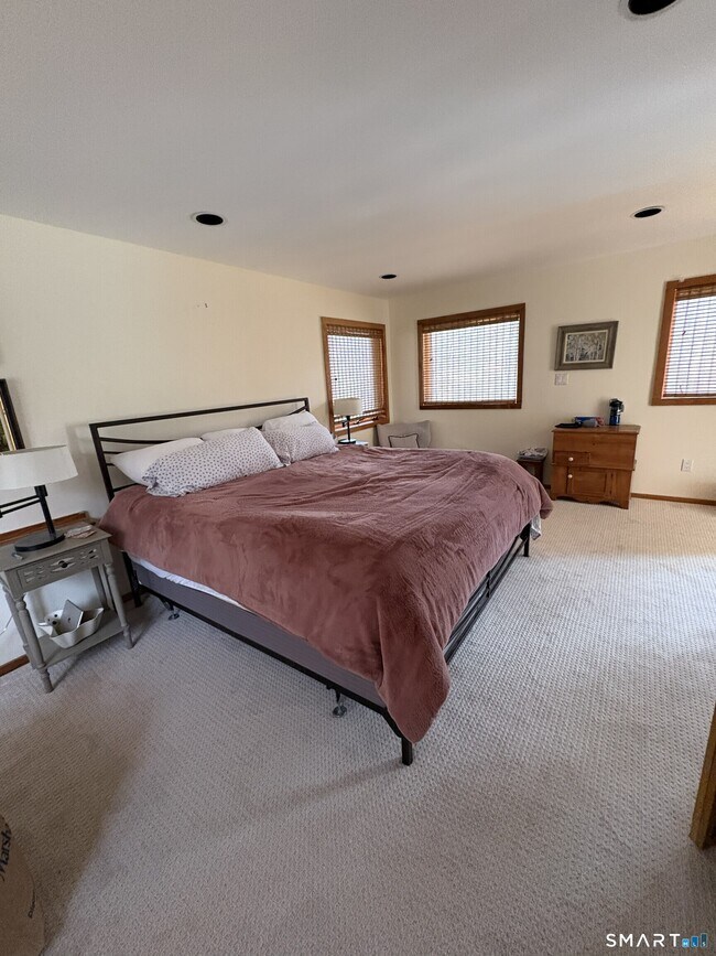 Building Photo - 40 Looking Glass Hill Rd