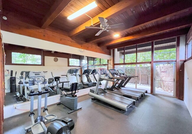 Building Photo - Stylish Condo with Pool, Fitness Center & ...