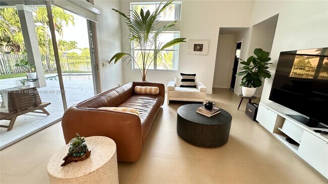 Building Photo - 656 Verona Pl