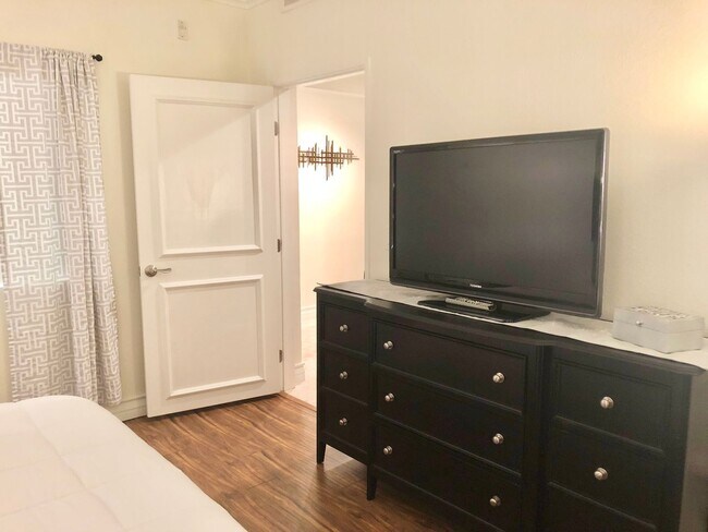 Building Photo - Meridian Luxury Condo. 1 Bd 1 Ba, Utilitie...