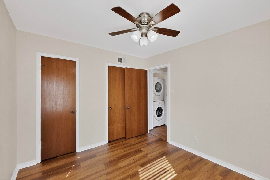 Building Photo - 2207 Housley Dr