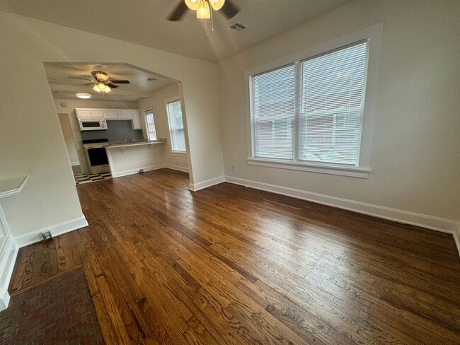 Building Photo - Adorable One bedroom One bathroom duplex l...