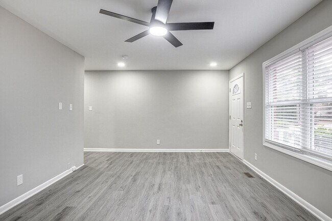 Building Photo - 2 Bed 1 Bath walking distance to downtown Chapel Hill and UNC