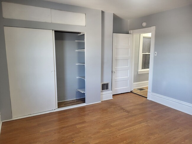 Building Photo - Newly renovated 2 bedroom house in Sheraden!