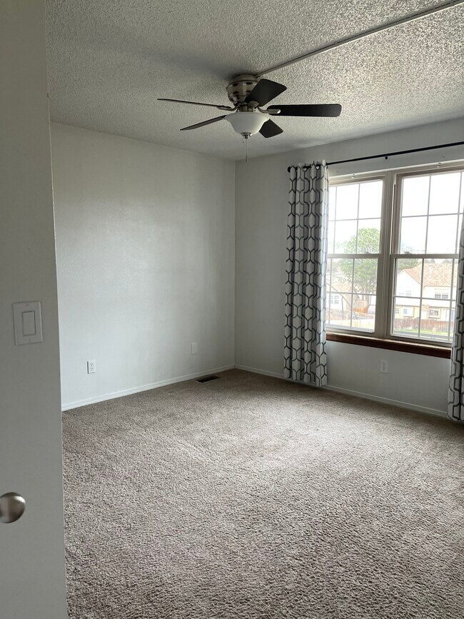 Building Photo - 473 Rolling Hills Dr