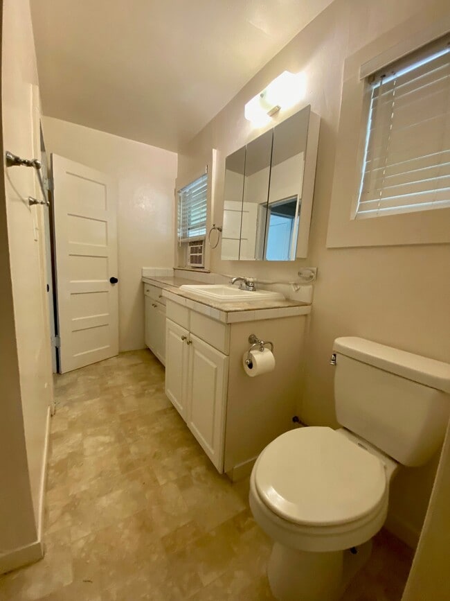 Building Photo - 414 S Pine St