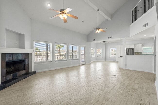Building Photo - Waterfront Living at Its Best – For Rent o...
