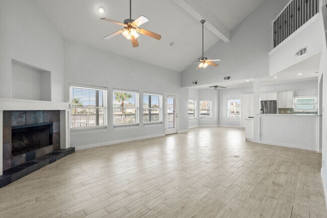 Building Photo - Waterfront Living at Its Best – For Rent on Tiki Island