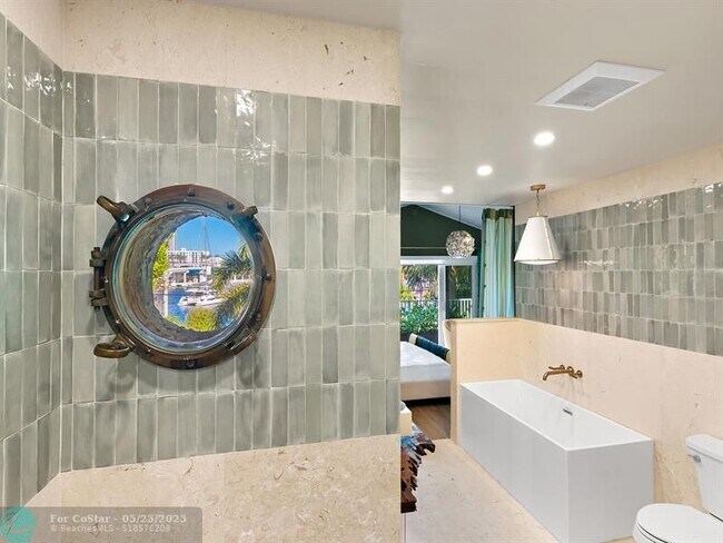 Building Photo - 325 Poinciana Dr