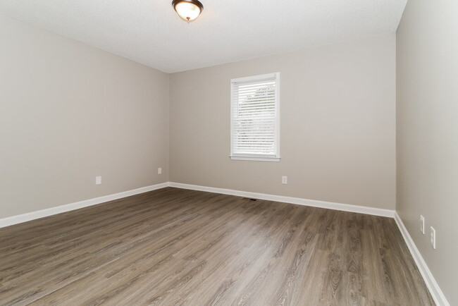 Building Photo - 60 River Oaks Dr SW