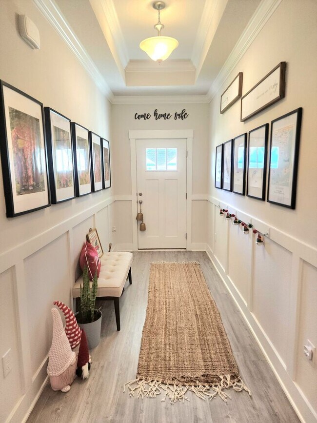 Building Photo - Stunning 4-Bed, 3-Bath Beauty, 2,117 sq. ft. of Pure Comfort and Style!