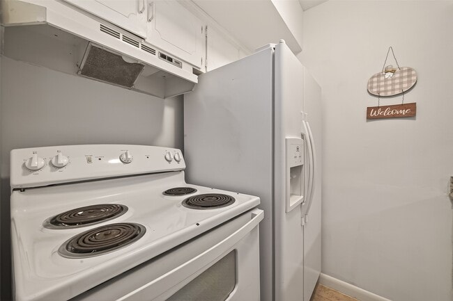 Building Photo - 2201 Fountain View Dr