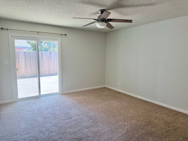 Building Photo - 3-BED 2-BATH WITH SPACIOUS BONUS FAMILY ROOM IN QUIET NEIGHBORHOOD