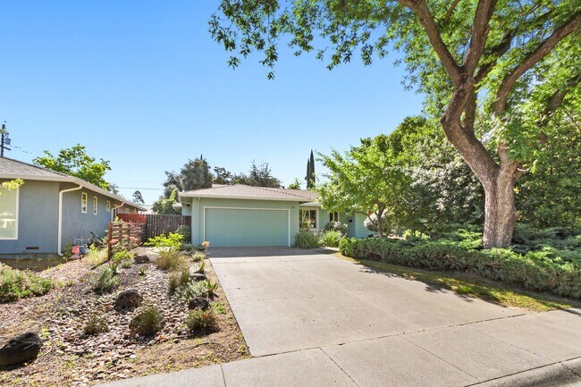 Building Photo - 4 Bedroom 3 Bathroom in Central Davis - Immediate Move-In