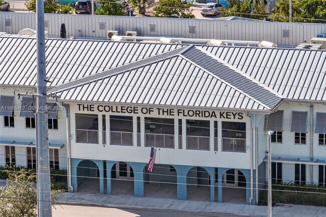 Building Photo - 945 Plantation Rd