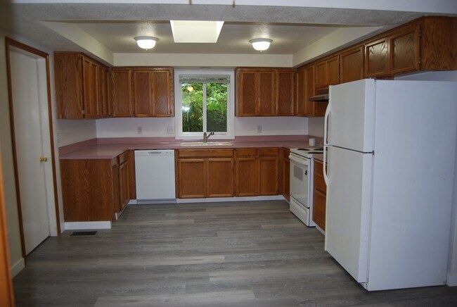 Building Photo - Charming 2 Bedroom 1.5 Bathroom in Tigard