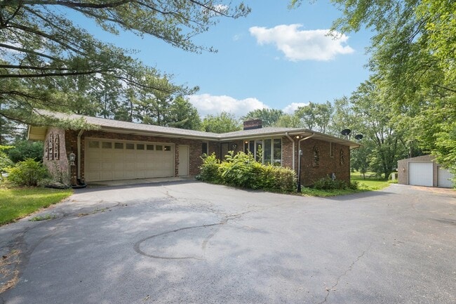 Building Photo - 13115 Maple Rd
