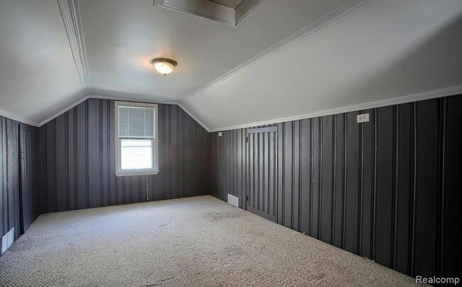 Building Photo - 348 E Maplehurst Ave