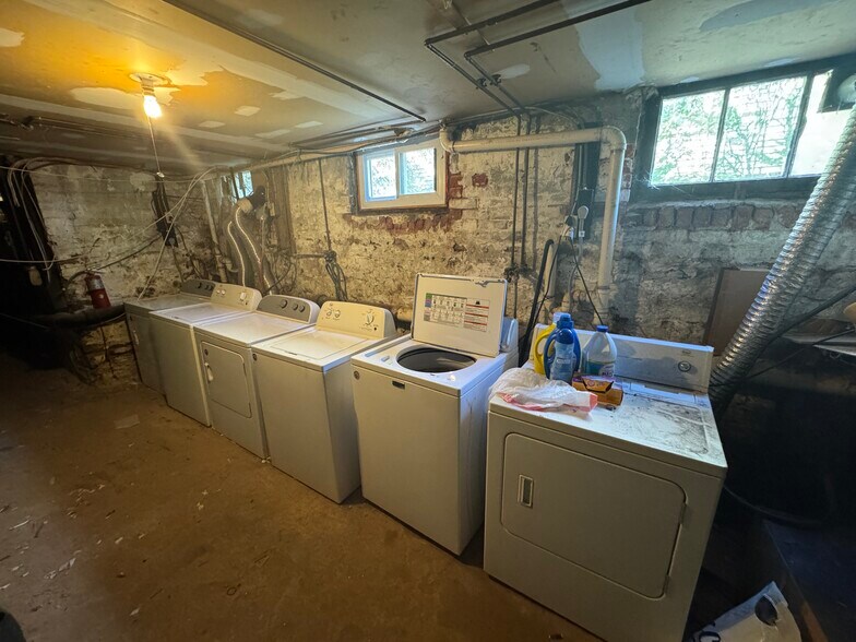 Building Photo - 103 Center St