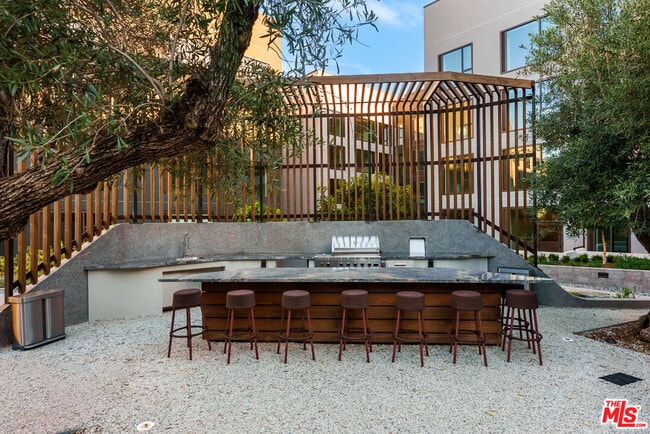 Building Photo - 700 Broadway